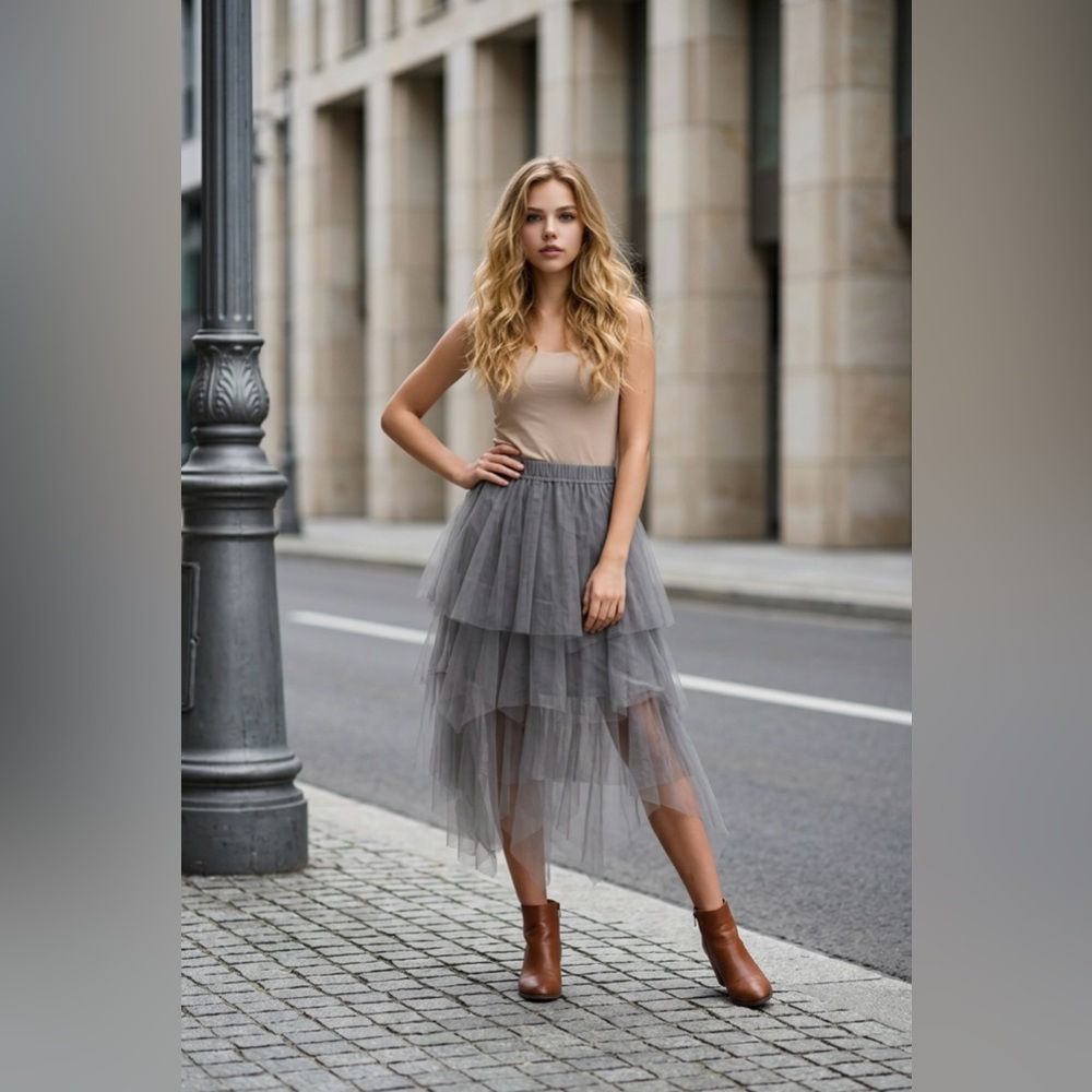 Brunello Cucinelli Grey Tulle Layered Skirt.Size 2, pre-owned